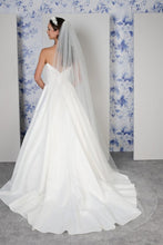 Load image into Gallery viewer, Signature Tulle Pearl Scatter Veil