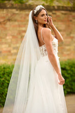 Load image into Gallery viewer, Signature Tulle Pearl Scatter Veil