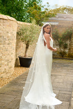 Load image into Gallery viewer, Capri Feather Veil