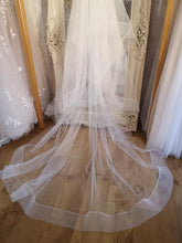 Load image into Gallery viewer, Statement horsehair Edge veil