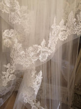 Load image into Gallery viewer, Dramatic Floral Lace Edge Veil