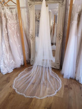 Load image into Gallery viewer, Italian Tulle Royal Lace Veil