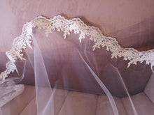 Load image into Gallery viewer, Classic Italian style lace edge veil