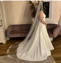 Load image into Gallery viewer, Matte lace edge veil