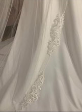 Load image into Gallery viewer, Matte lace edge veil