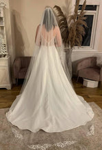 Load image into Gallery viewer, Matte lace edge veil