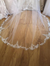 Load image into Gallery viewer, Royal Lace Edge Veil