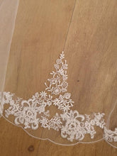 Load image into Gallery viewer, Royal Lace Edge Veil