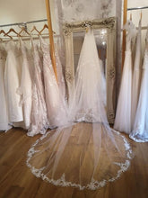 Load image into Gallery viewer, Royal Lace Edge Veil