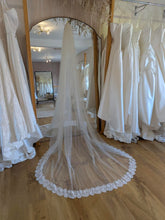 Load image into Gallery viewer, Tallulah Chantilly Lace Edge Veil
