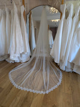 Load image into Gallery viewer, Dainty Lace Edge Veil