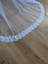 Load image into Gallery viewer, Tallulah Chantilly Lace Edge Veil