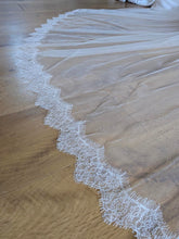 Load image into Gallery viewer, Dainty Lace Edge Veil