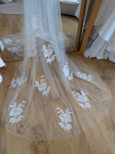 Load image into Gallery viewer, Blush Lace Applique Scatter Veil