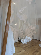Load image into Gallery viewer, Bouquet Floral Lace Edge Veil