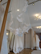 Load image into Gallery viewer, Bouquet Floral Lace Edge Veil