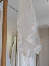 Load image into Gallery viewer, Bouquet Floral Lace Edge Veil