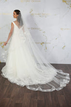 Load image into Gallery viewer, Chiffon Floral Horsehair Edge Veil