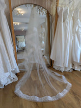 Load image into Gallery viewer, Cecile Horsehair and Chantilly Lace Edge Veil