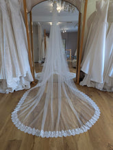 Load image into Gallery viewer, Chantilly Lace Mantilla Veil