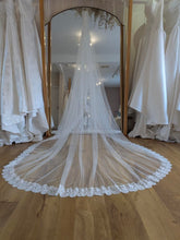 Load image into Gallery viewer, Chantilly Lace Mantilla Veil