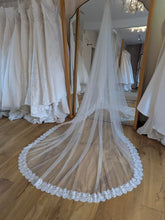 Load image into Gallery viewer, Chantilly Lace Mantilla Veil