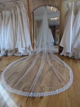Load image into Gallery viewer, French Lace &amp; Pearl Scatter Mantilla Veil
