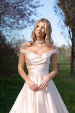 Load image into Gallery viewer, Statement Pearl Choker
