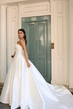 Load image into Gallery viewer, D4117 Wedding Dress by Essense of Australia