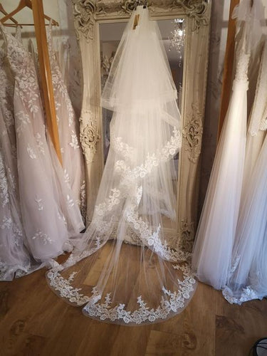 Dramatic Floral Lace Edge Veil