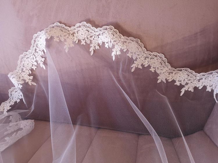 Classic Italian style lace edge veil