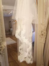 Load image into Gallery viewer, Classic Italian style lace edge veil
