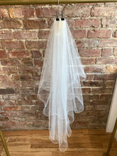 Load image into Gallery viewer, Signature Tulle Wavy Edge Veil