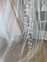 Load image into Gallery viewer, Glitter Leaf Single Tier Veil